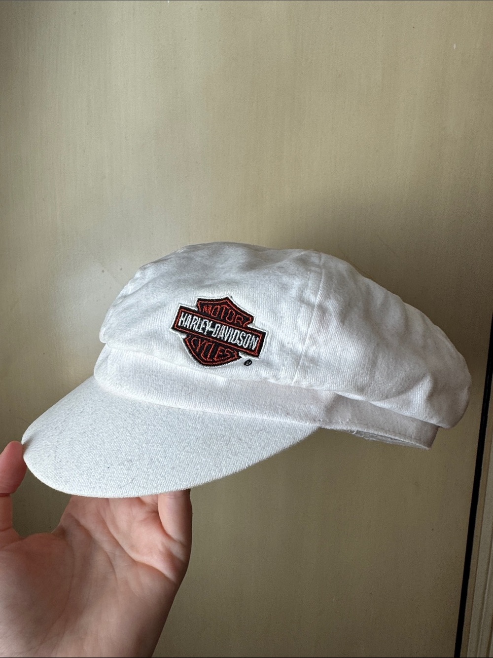 Harley-Davidson White Cotton Newsboy Cap with Embroidered Badge